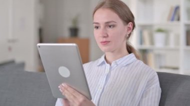 Tablet kullanan Çekici Genç Kadın Portresi