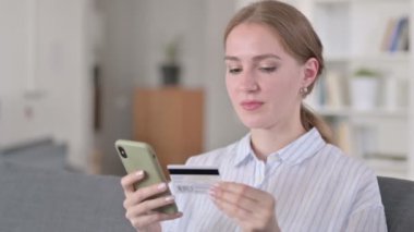 Smartphone 'da Çevrimiçi Ödeme Kaybı Yaşayan Genç Kadın Portresi