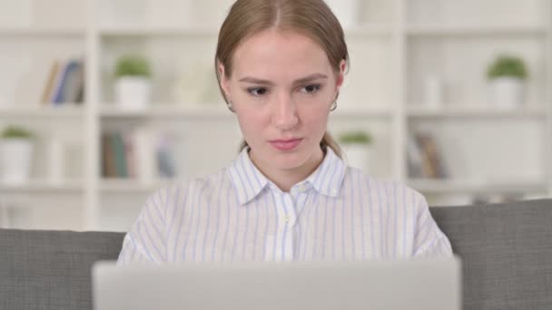 Retrato de mujer joven con ordenador portátil mirando a la cámara — Vídeo de stock