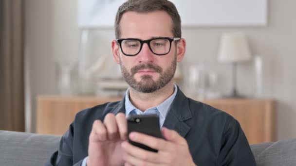 Retrato de atractivo joven empresario usando Smartphone — Vídeo de stock