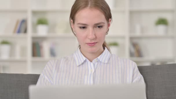 Retrato de mujer joven con el ordenador portátil que muestra ningún signo — Vídeo de stock