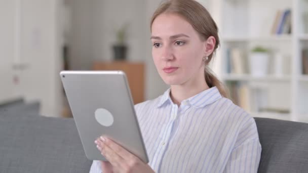 Retrato de mulher jovem atraente usando Tablet — Vídeo de Stock