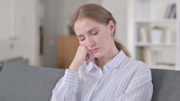 Portrait de jeune femme fatiguée faisant la sieste — Video