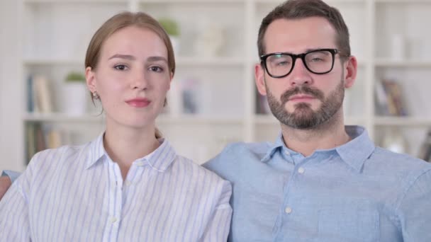 Retrato de pareja joven atractiva sonriendo a la cámara — Vídeos de Stock