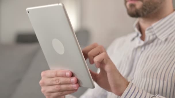 Close-up de Mãos de Jovem usando Tablet — Vídeo de Stock