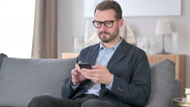 Genç İş Adamı Evde Akıllı Telefon 'da Başarı Kutlaması