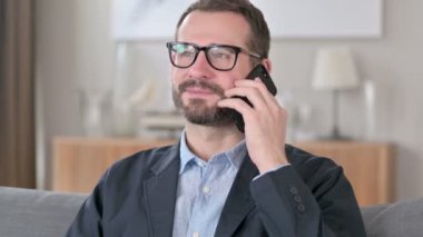 Gülümseyen Genç İş Adamının Portresi Akıllı Telefonla Konuşuyor