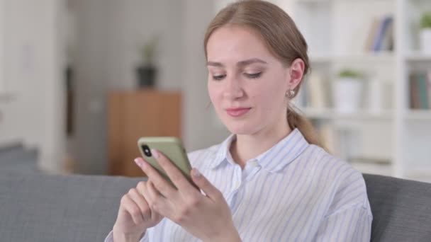 Porträt einer attraktiven jungen Frau mit Smartphone — Stockvideo