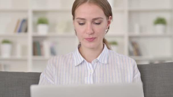 Retrato de mujer joven decepcionada que tiene pérdida en el ordenador portátil — Vídeo de stock