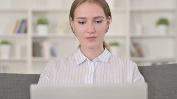 Retrato de mujer joven con portátil haciendo pulgares hacia arriba — Vídeo de stock