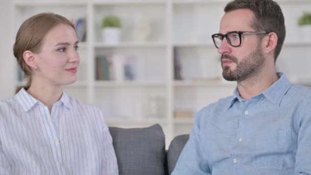 Porträtt av glad ung man prata med sin partner — Stockvideo