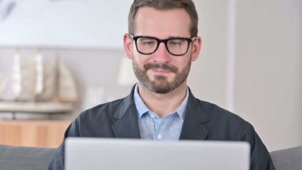 Nahaufnahme eines jungen Geschäftsmannes bei einem Videoanruf am Laptop — Stockvideo