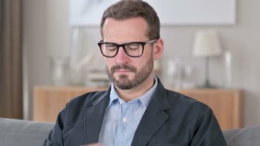 Stresli Genç İş Adamının Başağrısı Portresi