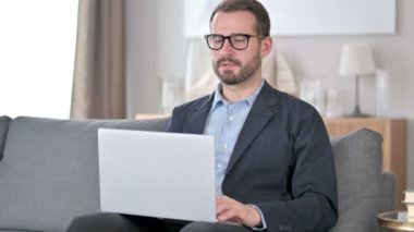 Genç İş Adamı Ev Bilgisayarında Video Görüşmesi Yapıyor 