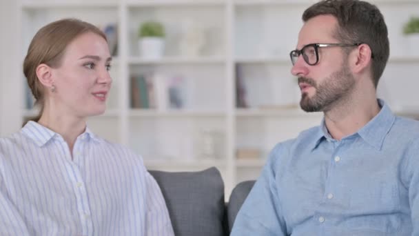 Porträtt av attraktiva unga par som har konversation, prata — Stockvideo