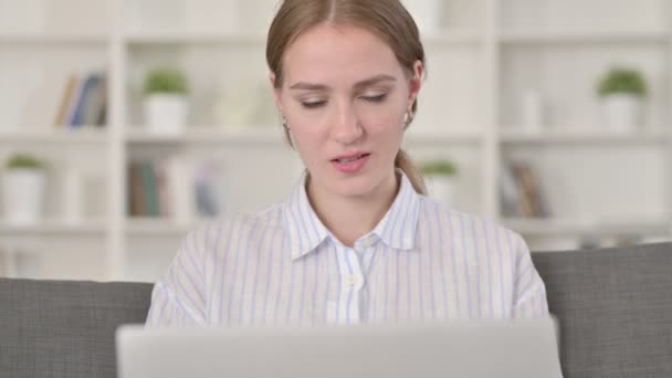 Portrét mladé ženy s úspěchem na laptopu slaví — Stock video