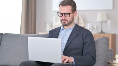 Genç İşadamı Evde Dizüstü bilgisayarda Kaybına Tepki Veriyor 