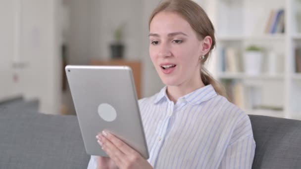 年轻女子在平板电脑上进行视频通话的肖像 — 图库视频影像