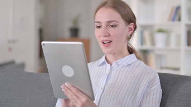 Retrato de una joven haciendo videollamada en Tablet — Vídeo de stock