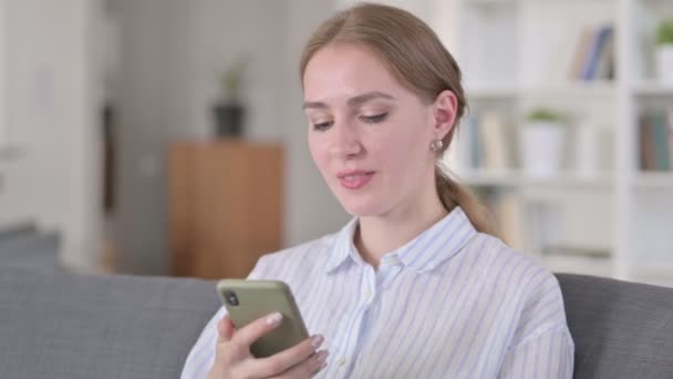 Retrato de alegre jovem mulher falando em Smartphone — Vídeo de Stock