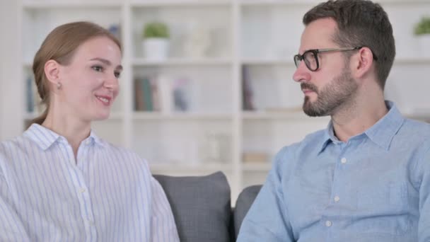 Portret van aantrekkelijke jonge vrouw in gesprek met haar partner — Stockvideo