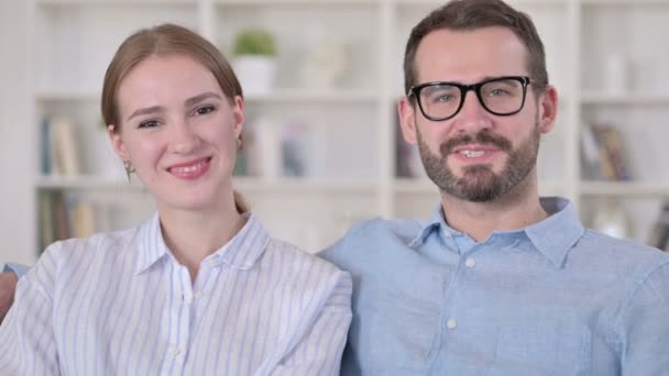 Porträt eines fröhlichen jungen Paares bei einem Videoanruf — Stockvideo