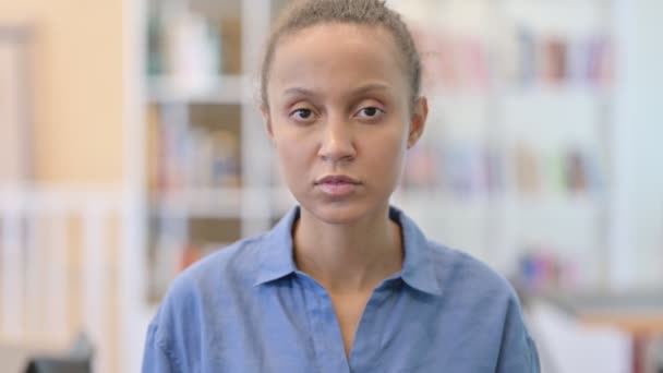 Porträtt av allvarlig afrikansk kvinna tittar på kameran — Stockvideo