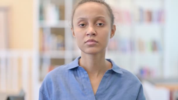 Портрет молодой африканской женщины, имеющей слабость, слабость — стоковое видео