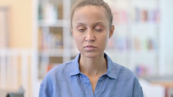 Portrait d'une femme africaine reconnaissante applaudissements — Video