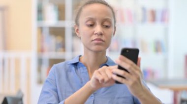 Akıllı telefon kullanınca şok olan Afrikalı Kadın Portresi