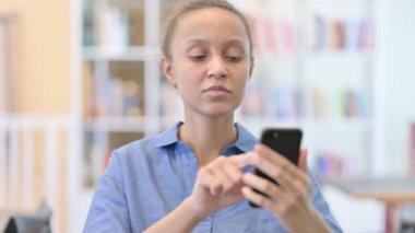Akıllı Telefondaki Başarıyı Kutlayan Afrikalı Kadın Portresi