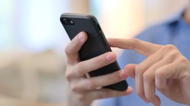 Akıllı telefon kullanan Afrikalı Kadının Elleri 'ni kapat