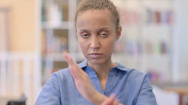 Ciddi Afrikalı Kadın 'ın Portresi Elle Hayır