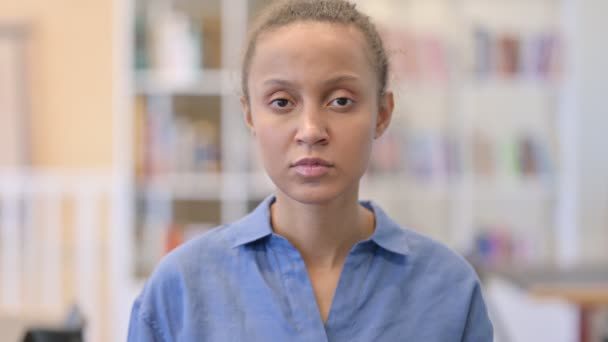 Porträtt av uppskattande afrikansk kvinna visar OK tecken — Stockvideo