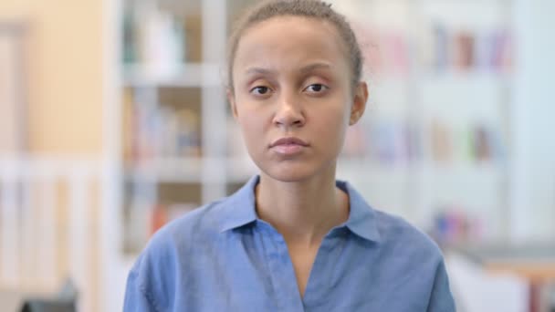 失望したアフリカ人女性の肖像下に親指を行う — ストック動画