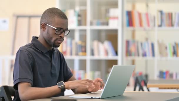 Ernstige Afrikaanse Man Sluiten laptop en weg te gaan — Stockvideo