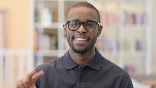 Портрет молодого африканца со знаком победы — стоковое видео