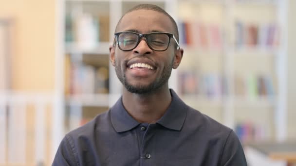 Retrato de un joven africano diciendo que sí por Shaking Head — Vídeos de Stock