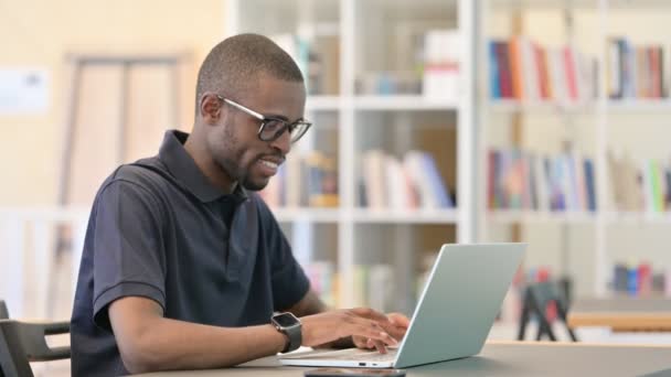 Daumen hoch von jungem Afrikaner, der in Bibliothek arbeitet — Stockvideo