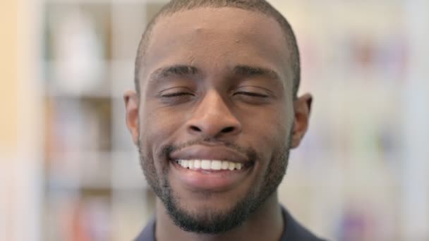 Close up de Sorrindo Jovem Africano Olhando para a Câmara — Vídeo de Stock