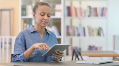 Kütüphanede Tablet kullanan Ciddi Profesyonel Afrikalı Kadın