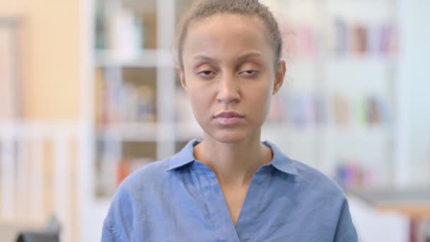 Portrait de femme africaine bouleversée se sentant choquée — Video