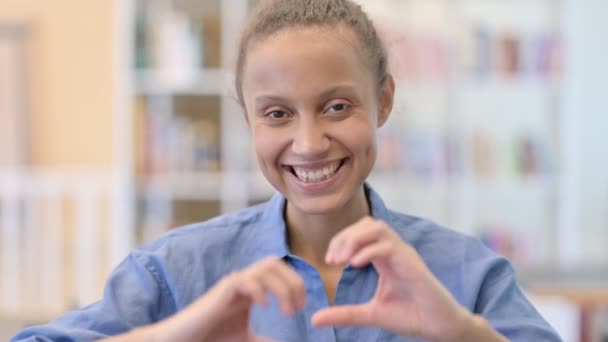 Πορτρέτο της Αφρικής γυναίκα δείχνει σημάδι καρδιάς με τα χέρια — Αρχείο Βίντεο