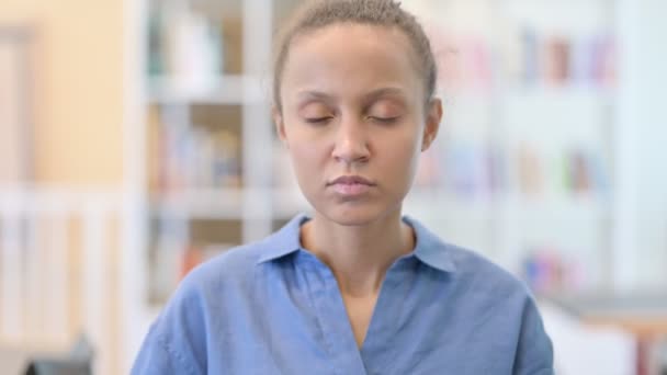 Ritratto di donna africana esausta con mal di testa — Video Stock