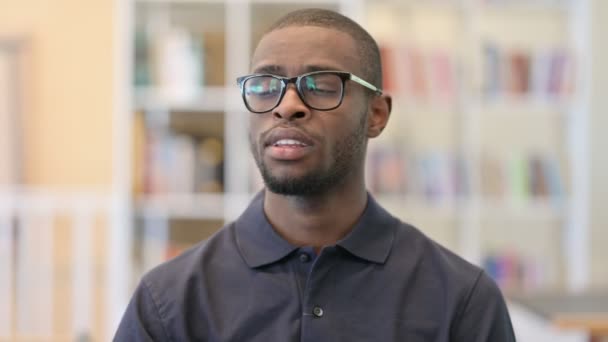 Retrato de Sonolento Jovem Africano bocejando — Vídeo de Stock