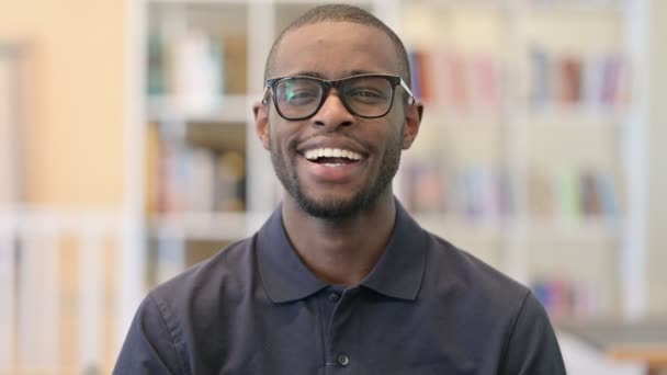 Portrét mladého Afroameričana, jak se směje do kamery — Stock video
