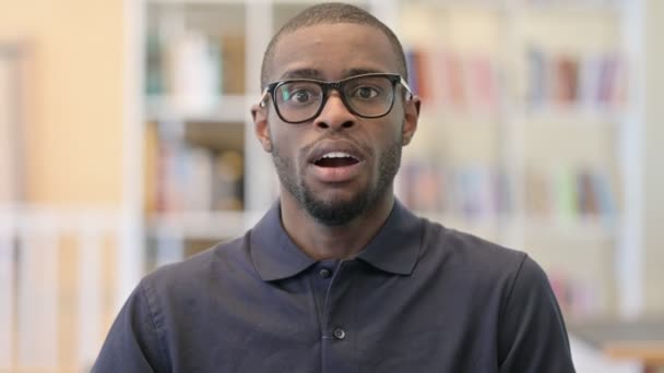 Portret van overstuur Jonge Afrikaanse man voelt zich geschokt — Stockvideo