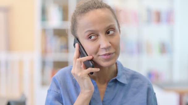 Retrato de la alegre mujer africana hablando en Smartphone — Vídeos de Stock