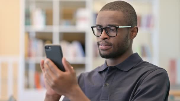 Πορτρέτο του Θετικού Νεαρού Αφρικανού χρησιμοποιώντας Smartphone — Αρχείο Βίντεο