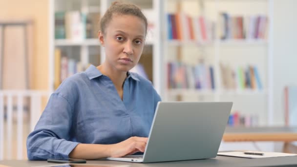 Mulher Africano atraente com laptop dizendo Não por Dedo — Vídeo de Stock